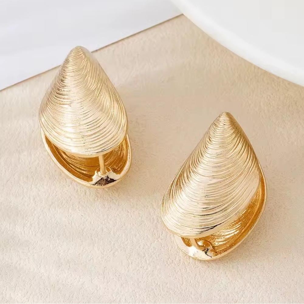 Gold Shell Elegant Earrings